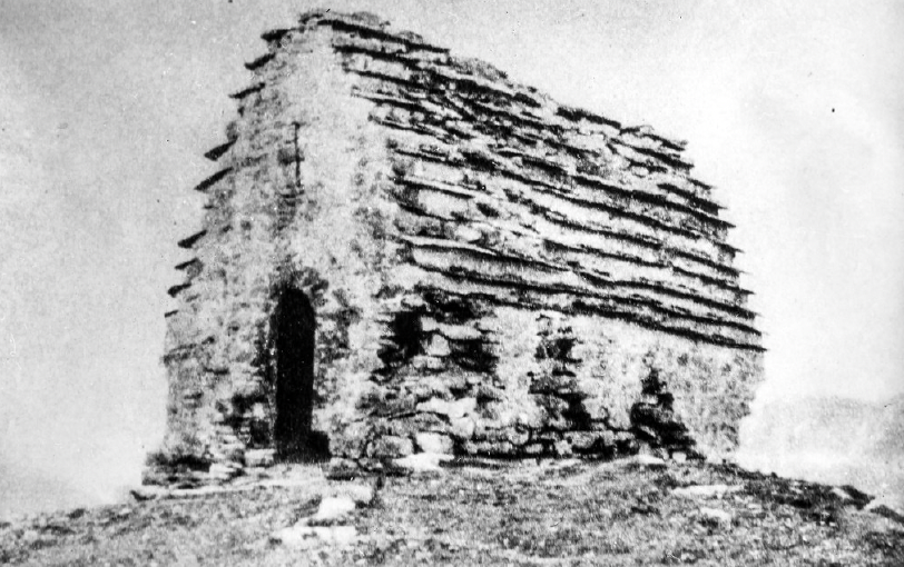 Святилище в 1966 году. Фото В.И. Марковина. Цитируется по: Сампиев И.М. Генезис и эволюция обожествленного святого Мятцел (к вопросу о доисламских верованиях ингушей) // ИАЭК. 2020. №2. URL: (дата обращения: 01.05.2025).