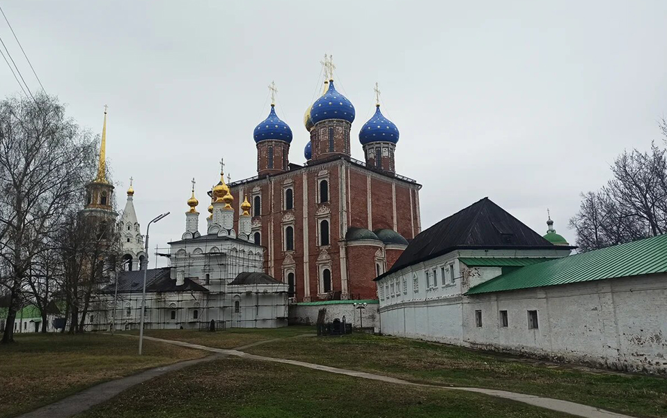 Богоявленская церковь на фоне Успенского собора