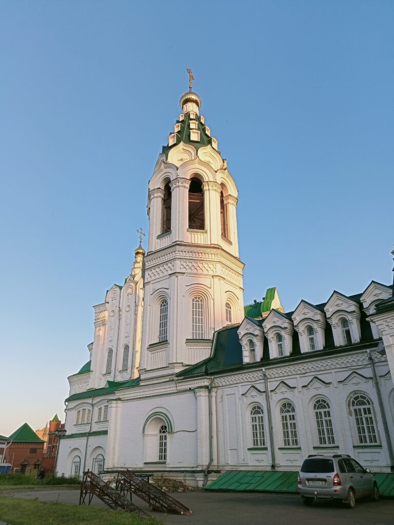 Современный облик воссозданной колокольни. Фото Марии Буклаевой, июль 2025 года